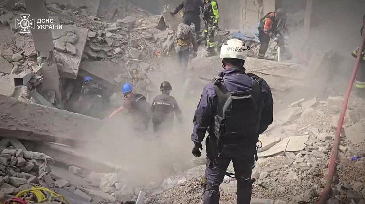 სულ მცირე 41 დაშავებული, მათ შორის 5 მცირეწლოვანი და 7 დაღუპული - რუსულმა ძალებმა ხარკოვს 10-მდე დარტყმა მიაყენეს, ქვეყანა მძიმე შედეგებს ებრძვის (ფოტო/ვიდეო)