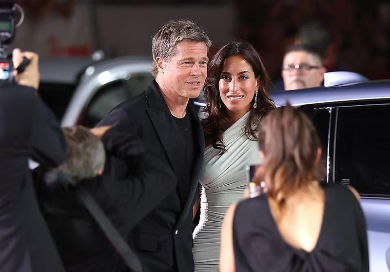 ბრედ პიტი ვენეციის კინოფესტივალზე ინეს და რამონთან ერთად გამოჩნდა - უცხოური მედია წერს, რომ ანჯელინა ჯოლისთან დაშორების შემდეგ ეს ბრედის პირველი სერიოზული ურთიერთობაა