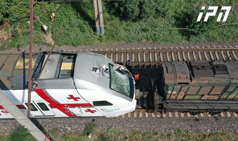 თბილისში, ფეიქრების ქუჩასთან, სამგზავრო მატარებელი სამუშაო პლატფორმას შეეჯახა - დაღუპულია 2 ადამიანი: რა დეტალები ხდება ცნობილი