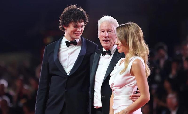 "ის გაჭრილი ვაშლივით ჰგავს მამას" - 75 წლის რიჩარდ გირი ვენეციის კინოფესტივალზე ვაჟთან და ცოლთან ერთად: როგორ გამოიყურება ლეგენდარული კინოვარსკვლავი (ფოტოები)