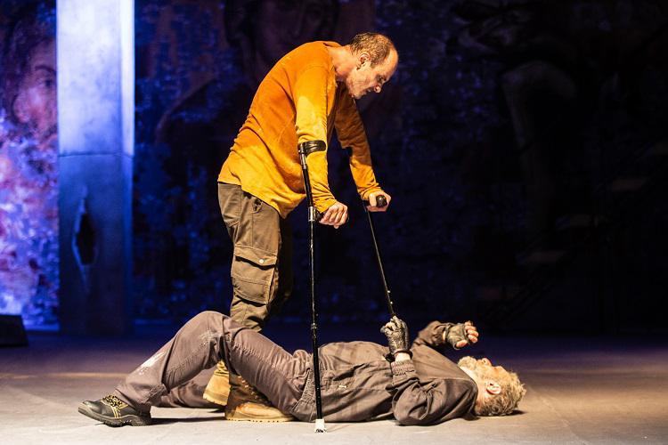 “ჩვენ საზოგადოებად აღარ ვიწოდებით, რადგანაც ჩვენ, “გადმოგდებული ძვლის“ დასაუფლებლად მყეფარე და მოჩხუბარი ძაღლების მსგავსნი გავხდით“