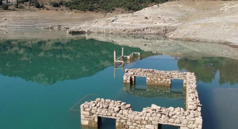 გვალვის შედეგად საბერძნეთში ტბა დაშრა და ათწლეულების წინ ჩაძირული სოფელი გამოჩნდა - ხელისუფლების მიმართვა და ფოტოები ადგილიდან