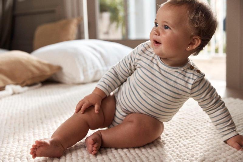 როგორ გამოვუცვალოთ ჩვილს ტანსაცმელი ისე, რომ არ იტიროს - დედის ბლოგი