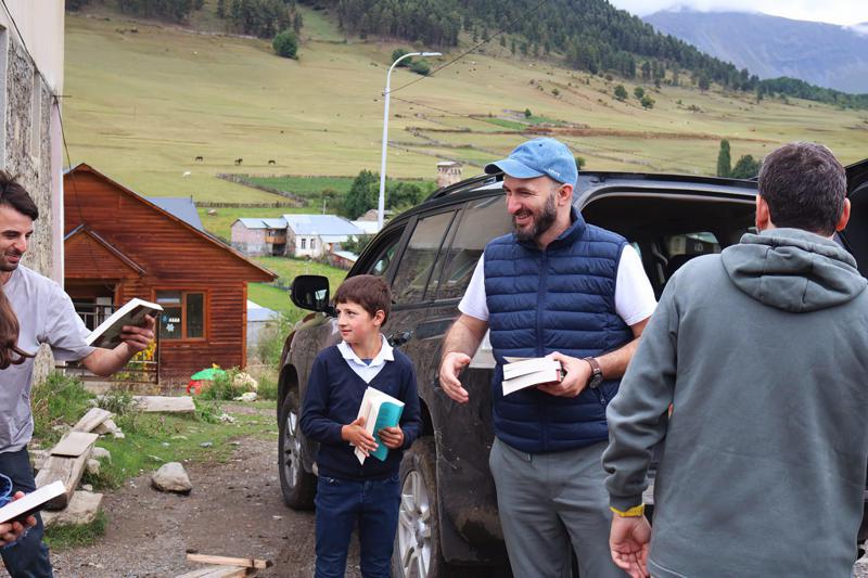 "სვანეთის ყველა სოფელს ორ წელში უახლესი წიგნებით მოვამარაგებთ" - გიორგი კეკელიძისა და "ბიბლუსის" მორიგი საჩუქარი და ფოტოები სვანეთის რეგიონიდან