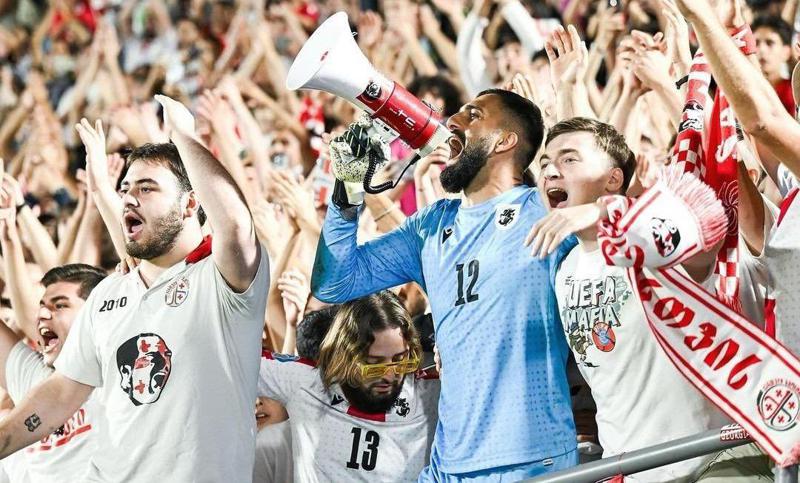 "უდიდესია და ის ჩვენია" - რას წერენ გიორგი მამარდაშვილით აღფრთოვანებული "ლივერპულის" ფანები? - ფოტო ქომაგებთან და ფაბრიციო რომანოს მორიგი კულუარული ინფორმაცია "მამარდაზე"