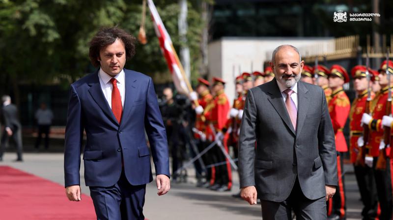 ფოტოები მთავრობის ადმინისტრაციიდან, სადაც სომხეთის პრემიერი ფაშინიანი მიიღეს