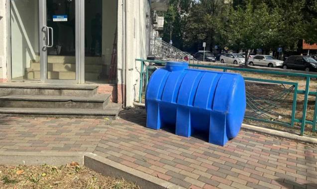 ძლიერი ქარის გამო ქუთაისში, კორპუსის სახურავიდან წყლის ავზი გადმოვარდა და ადამიანებს დაეცა -  დაშავებულია 2 პირი