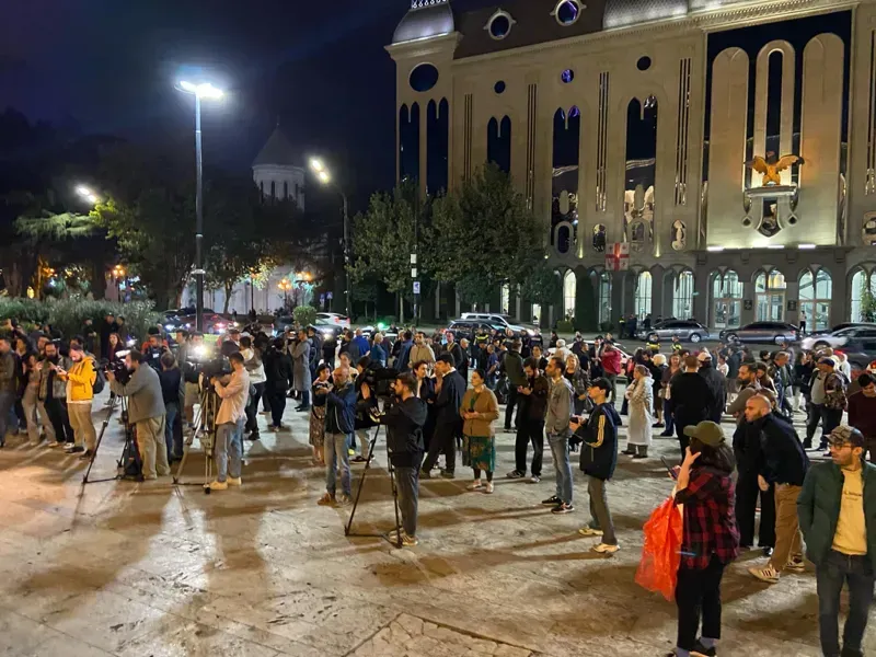 რა ვითარებაა პარლამენტთან, სადაც აქცია მიმდინარეობს - ადგილზე ბიძინა ივანიშვილის ფიტული მიიტანეს