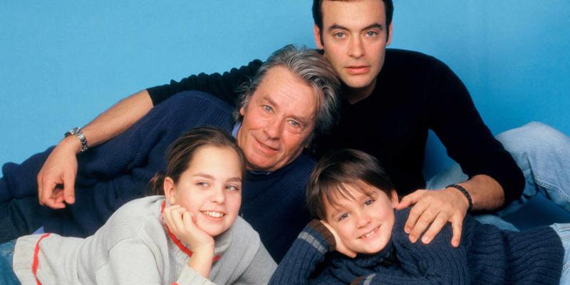 დიდი დავა ალენ დელონის შვილებს შორის: რატომ უჩივლეს ძმებმა ანუშკას, რომელმაც მამისგან სოლიდური მემკვიდრეობა მიიღო -  "აქ ფული არაფერ შუაშია"