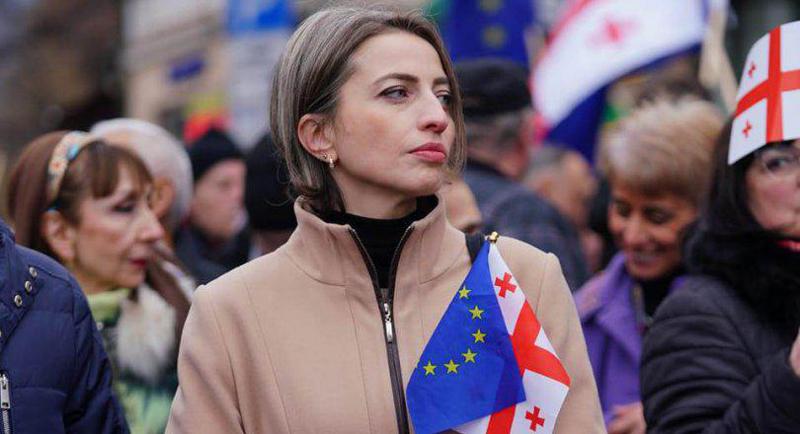 ე.წ. აგენტების კანონის საწინააღმდეგო დემონსტრაციების სიმბოლოდ ქცეული ქალი ევროკავშირის დროშით, ნანა მალაშხია ოპოზიციურ კოალიციას "ცვლილებისთვის" შეუერთდა