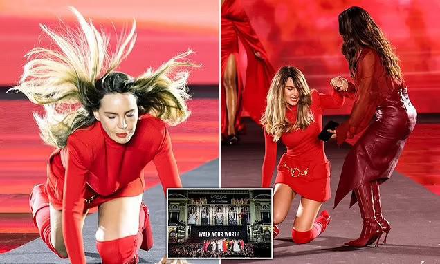 ცნობილი ესპანელი მომღერალი  L'Oreal Paris-ის ჩვენებაზე პოდიუმზე გამოსვლის დროს წაიქცა - უხერხული მომენტი პარიზის მოდის კვირეულიდან (ფოტოები)