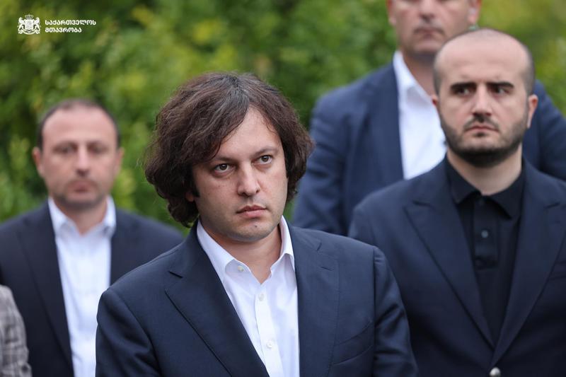 "ჩემი შვილები იყვნენ აშშ-ში ჩემთან ერთად, მათთვისაც და ჩემთვისაც პირადად ეკონომკლასის ბილეთები... ამის გამო 10 000 ლარი დაეზოგა სახელმწიფოს" - პრემიერი