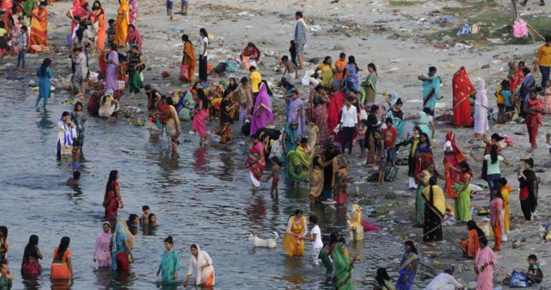 ინდოეთში, რელიგიურ დღესასწაულზე 46 ადამიანი დაიხრჩო, რომელთა შორის, 37 ბავშვია