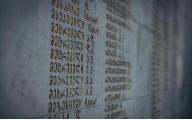 "მოძმე ქართველებთან ერთად, საქართველოს დამოუკიდებლობისთვის უკრაინელებმაც იბრძოლეს - მემორიალზე ამოტვიფრულია უკრაინელების სახელებიც - გმირები არ კვდებიან" - უკრაინის საელჩო