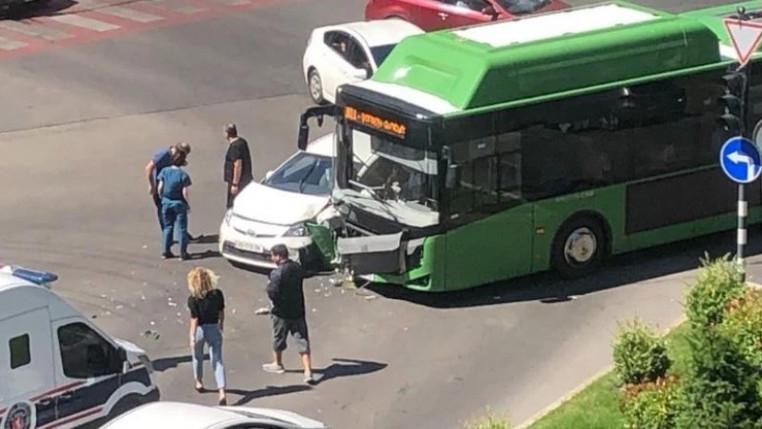 "ზარალის ანაზღაურება ხშირად 10 000 ლარსაც კი აჭარბებს" - რატომ უჯდება მოქალაქეებს საზოგადოებრივ ტრანსპორტთან ავტოსაგზაო შემთხვევა კოლოსალური თანხა?