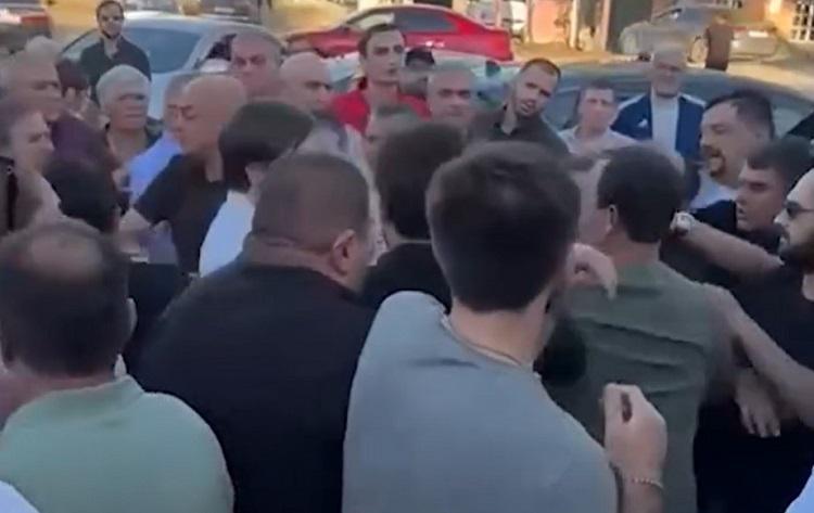 “ერთიანობა ნაციონალური მოძრაობის“ ინფორმაციით, მათ ლიდერებს კარდანახში მოსახლეობასთან შეხვედრის დროს “ქართული ოცნების“ აქტივისტები დაესხნენ თავს