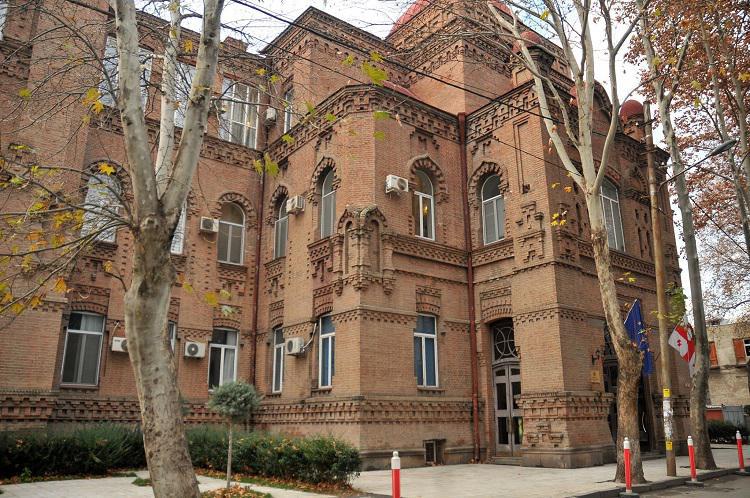 რას აცხადებს განათლების სამინისტრო სკოლებში, ასაფეთქებელი მოწყობილობის არსებობის შესახებ შესულ შეტყობინებაზე?