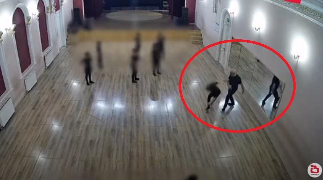 უმძიმესი კადრები ბათუმიდან: ცეკვის მასწავლებელმა 12 წლის მოზარდი სცემა, ასევე სცადა ბავშვის დედისა და მამიდის ცემა - დანაშაულის დეტალები