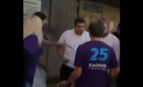 პარტია "გახარია - საქართველოსთვის" წევრებს თავს დაესხნენ - რა მოხდა თბილისში, ამაღლების ქუჩაზე (ვიდეო)
