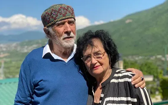 "თბილისში ბინის პრობლემა ჯერ ვერ მოვაგვარე... მცხეთაში ჩემთან ახლოს ცხოვრობს ვიცე-სპიკერი და მისი მეუღლე" - იმედია კახიანი ოჯახზე, წარსულსა და როლებზე
