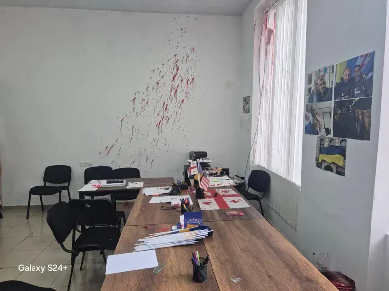 "ენმ-ის ვარკეთილის ოფისი დაარბიეს" - რა ინფორმაციას ავრცელებს ლევან ხაბეიშვილი