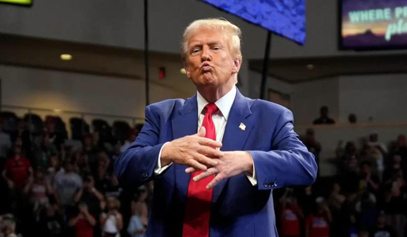 "სად არის ის ქალი? წამოდექით... ღმერთო ჩემო, შეხედეთ მას - რა მშვენიერია... თქვენი ცოლია?" - დონალდ ტრამპი სიტყვით გამოსვლის დროს შეჩერდა და მხარდამჭერი ქალის სილამაზეზე ისაუბრა