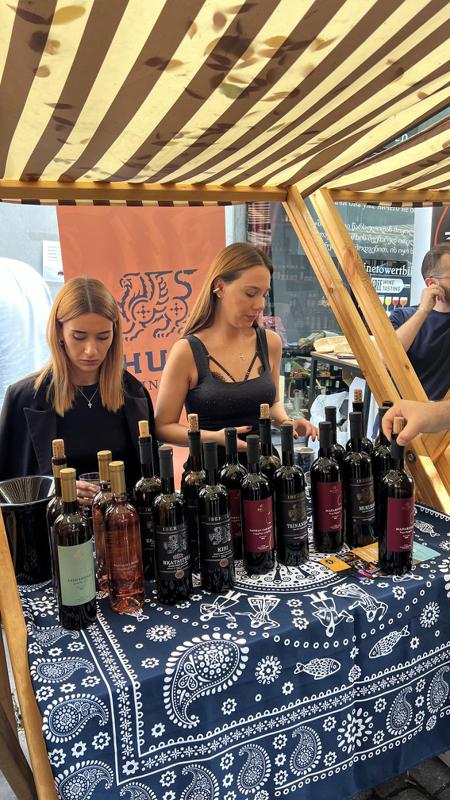 სომელიეების მასტერკლასი, ღვინის ნაყინის დეგუსტაცია, გათამაშებები და მუსიკა: რა ხდება "ქართული ღვინის ფესტივალი 2024"-ზე - ფოტოები სიონის ქუჩიდან