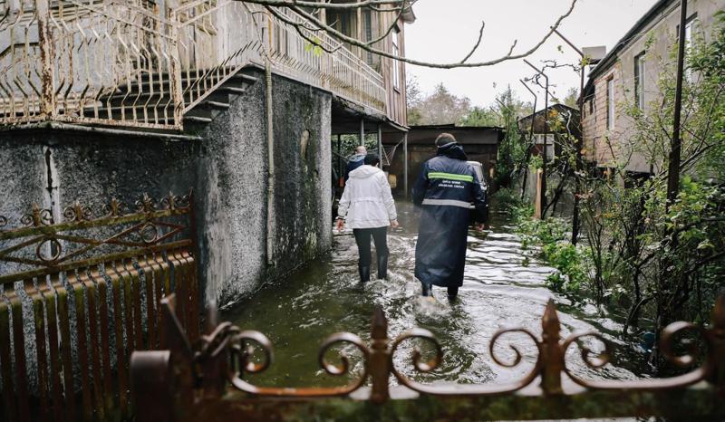 სტიქია ფოთში: ქარბორბალა, გადაუღებელი წვიმა, დაზარალებული მოსახლეობა, დახურული სკოლები და საბავშვო ბაღები - როდემდე გაგრძელდება უამინდობა?