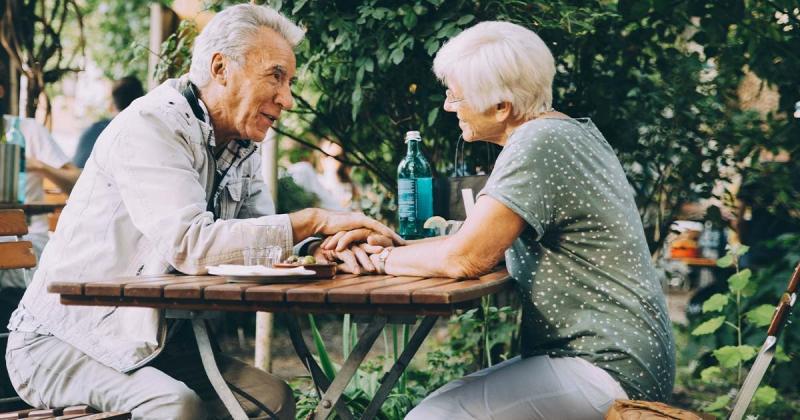 50 წლის ადამიანებს ჰკითხეს, რას გააკეთებდნენ 20 წლით უკან რომ დაბრუნებულიყვნენ - წაიკითხეთ ეს ფასდაუდებელი რჩევები!