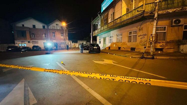 27 წლის ტატო ფირცხალაიშვილის მკვლელობის ადგილზე დაჭრილი მამაკაცი, თავად მკვლელობაში ბრალდებულია - ახალი დეტალები ფიროსმანის ქუჩაზე მომხდარი მკვლელობის შესახებ