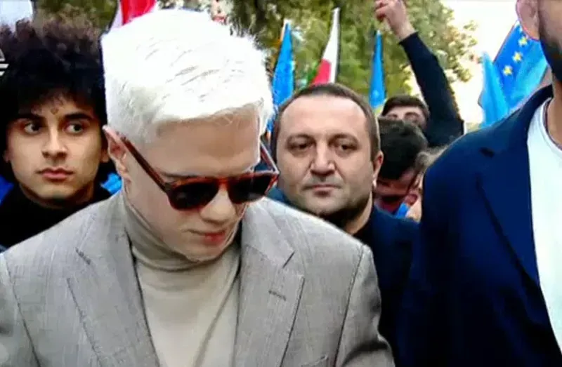 "მე, როგორც რიგითი ქართველი ახალგაზრდა ვთვლი, რომ უნდა დავიცვათ ოჯახური ღირებულებები, მშვიდობა და მხარი დავუჭიროთ "ქართულ ოცნებას" - ცოტნე ივანიშვილი