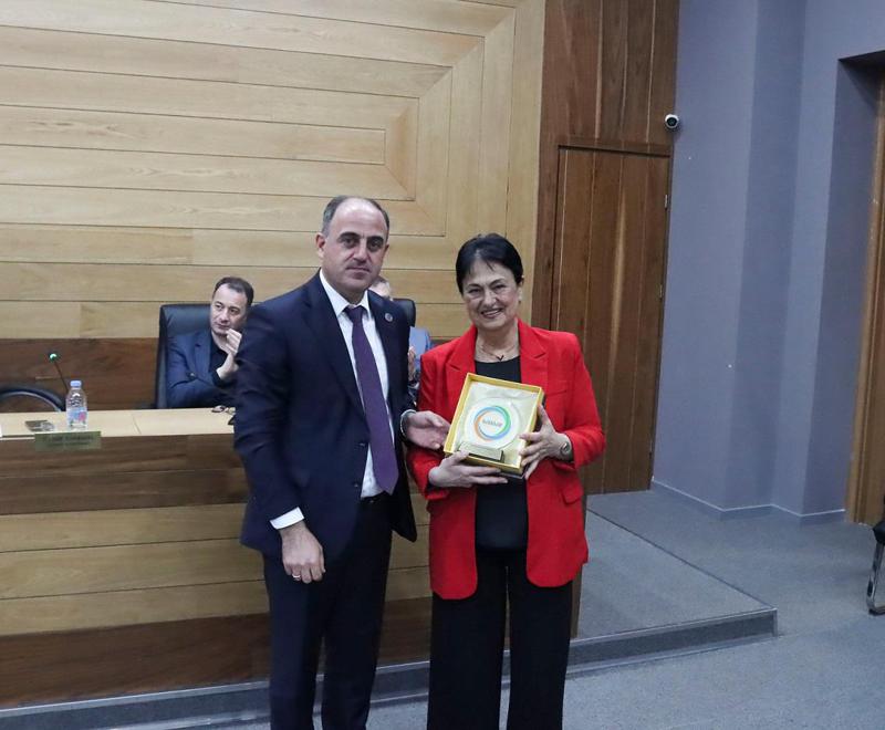 სემეკის საქმიანობის განვითარებაში შეტანილი წვლილისთვის დავით ნარმანიამ სემეკის თანამშრომლები დააჯილდოვა