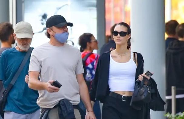 ლეონარდო დიკაპრიო და ვიტორია ჩერეტი ხელჩაკიდებულები ნიუ იორკის ქუჩებში - შეყვარებულების პაპარაცული ფოტოები