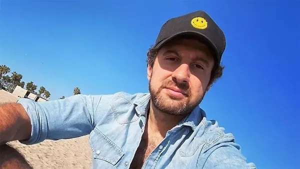 საქართველოდან რუსეთში წასული ქურთი ბიჭი, რომელიც მსოფლიოში პოპულარული ბლოგერი გახდა - ამირან სარდაროვის მძიმე ბავშვობა, განქორწინება და ახდენილი "ამერიკულ ოცნება"