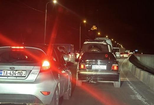 "თურმე საცობიც სასიამოვნო ყოფილა..." - საცობები თბილისის გასასვლელებსა და ავტობანზე არჩევნებამდე რამდენიმე საათით ადრე (ვიდეო)