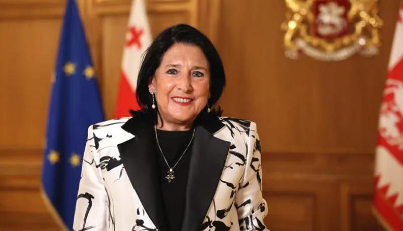 " მოგესალმებით ორბელიანების სასახლიდან - აქ ვარ, აქ ვიქნები, ღამესაც აქ ვატარებ" - პრეზიდენტის მიმართვა