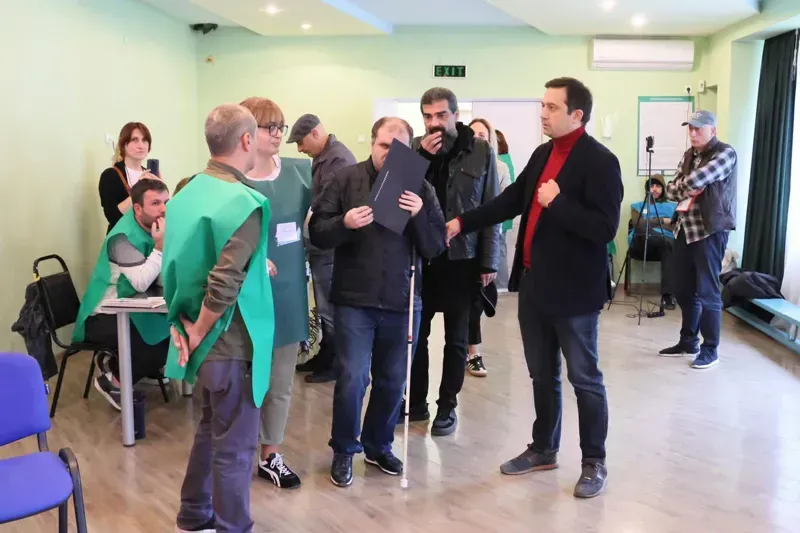 მწყობრიდან გამოსული აპარატები, პრობლემები შშმ პირების ხმის მიცემისას, აგიტატორები... - სად რა დარღვევა დაფიქსირდა?