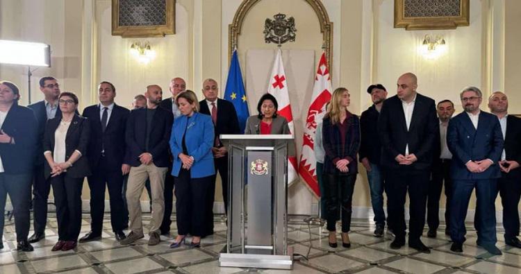 “არ ვაღიარებ ამ არჩევნებს, ამის აღიარება არის რუსეთის შემოსვლის აღიარება“ - პრეზიდენტმა ხვალ 19:00 საათზე საზოგადოებას რუსთაველის გამზირზე მისვლისკენ მოუწოდა