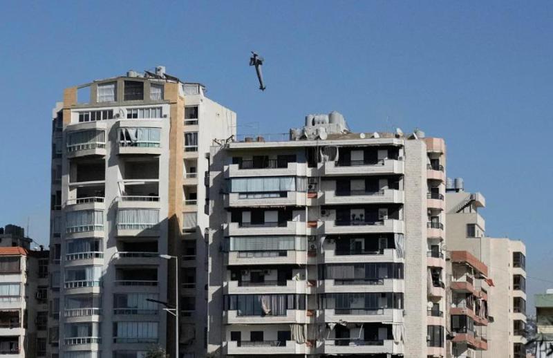 სულისშემძვრელი ფოტო -  ლიბანის დედაქალაქ ბეირუთში ბომბი საცხოვრებელ სახლს ეცემა