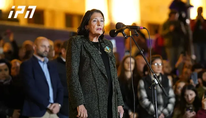 "აქ არის ის დროშა, რითაც საქართველომ პირველად გამოაცხადა თანამედროვე ეპოქაში დამოუკიდებლობა. შემიძლია ფიცი დავდო, რომ თქვენთან ერთად ვიქნები ბოლომდე", - სალომე ზურაბიშვილი