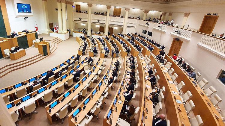 პარლამენტართა ანაზღაურება იზრდება და თვეში 9 000-დან 12 000 -ის ფარგლებში იქნება - რა იცვლება 2025 წლიდან?