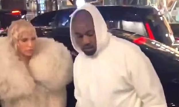 ქანიე უესტისა და მისი მეუღლის გასეირნება ტოკიოში - ბიანკა ცენსორი ამჯერად, გლამურულ ქურქში გამოჩნდა