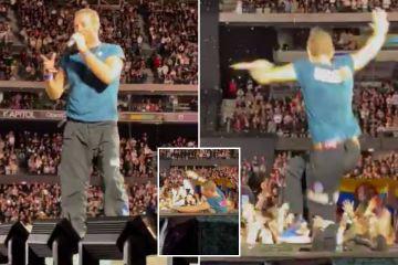 უხერხული ინციდენტი Coldplay-ს კონცერტზე - კრის მარტინი სიმღერის დროს სცენის ქვეშ ჩავარდა (ვიდეო)