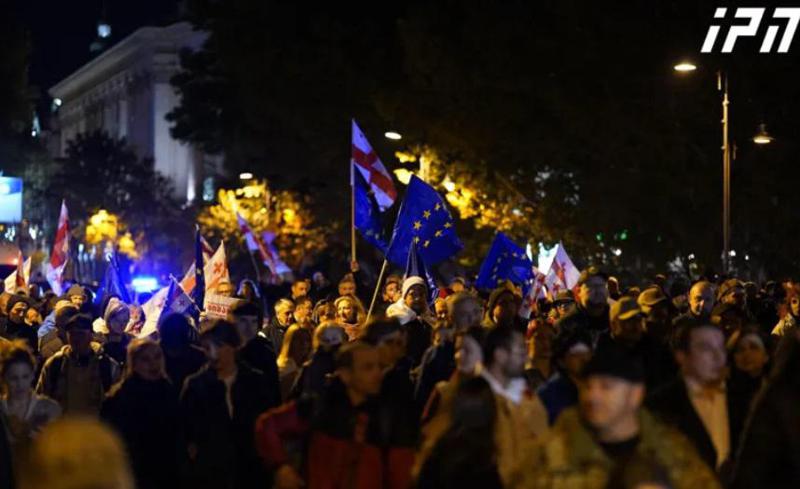 "გამაფრთხილებელი პიკეტირება“ - ოპოზიციონერი ლიდერები და აქციის მონაწილეები მსვლელობით ბარათაშვილის ხიდისკენ დაიძრნენ