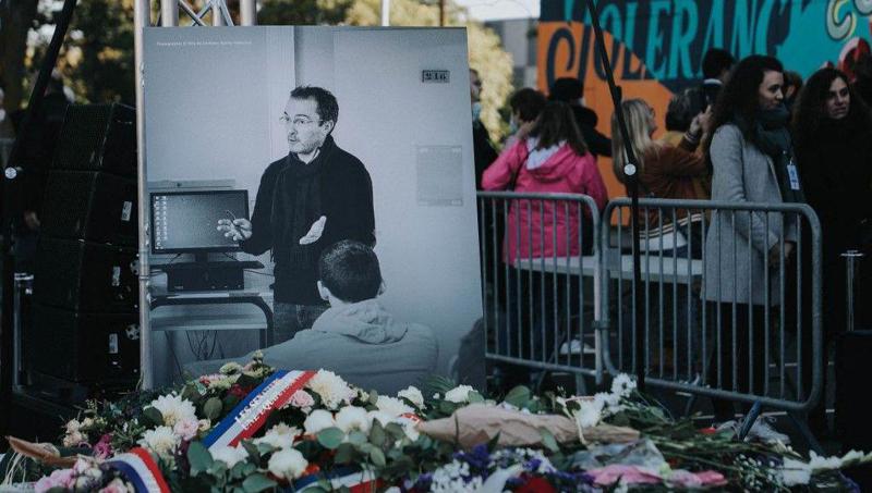 13 წლის მოსწავლის ტყუილი, რომლის გამოც 18 წლის ჩეჩენმა რადიკალმა მასწავლებელი მოკლა - საფრანგეთში იწყება სასამართლო პროცესი, რომელზეც მოსწავლის მამასაც გაასამართლებენ