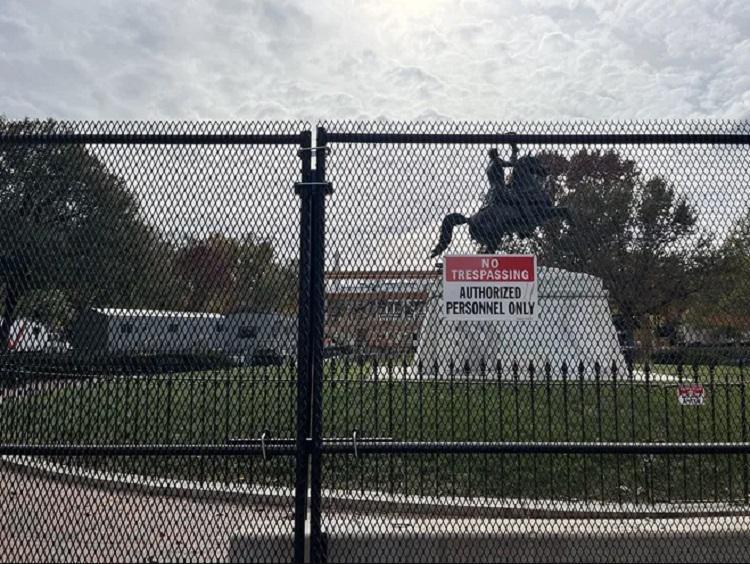 საგანგებო მზადება და უსაფრთხოების გამკაცრებული ზომები - მოსალოდნელი არეულობის გამო თეთრი სახლს მაღალი ღობე შემოავლეს