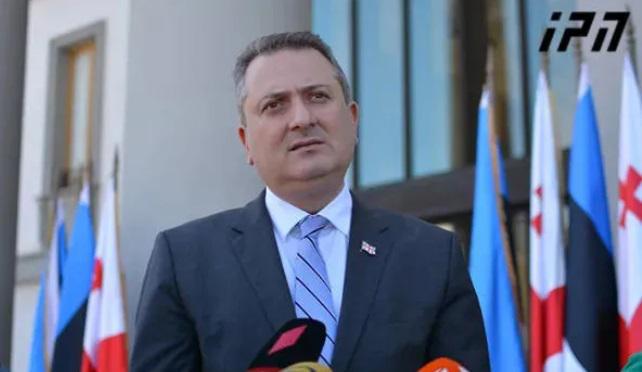 "თურმე გვებრძვის ყველა, გარდა რუსეთისა... თურმე მთელი მსოფლიო "დიფ სთეითის“ და "გლობალური ომის პარტიის“ ხუშტურზე ტრიალებს, მაგრამ "ქართულ ოცნებასთან“ ვერაფერს გახდნენ!" - თენგიზ ფხალაძე