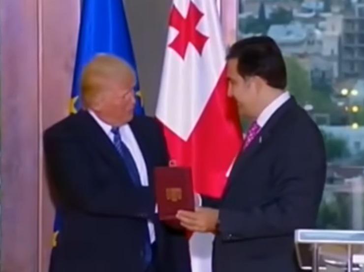 მიხეილ სააკაშვილი აქვეყნებს ტრამპის საქართველოში ვიზიტის ამსახველ ვიდეოს, რა დროსაც ის ბრწყინვალების ორდენით დააჯილდოვა