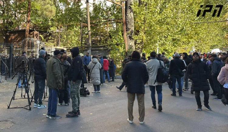 თბილისის სააპელაციო სასამართლოსთან ოპოზიციური კოალიციების ლიდერები და მხარდამჭერები იკრიბებიან