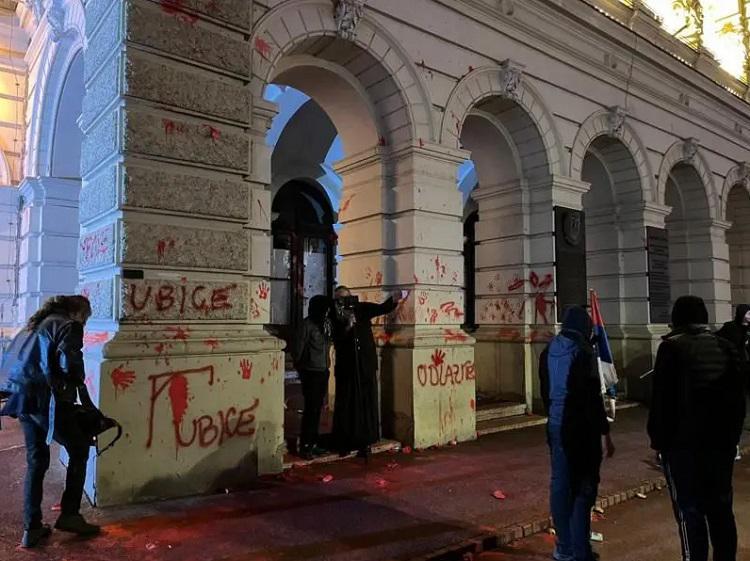 პროტესტი სერბეთში, სადაც ახალგარემონტებულ სადგურში ბეტონის ჭერის ჩამონგრევას 14 ადამიანი ემსხვერპლა -  დემონსტრანტებმა მერიის შენობას ფეკალიები ესროლეს (ვიდეო)